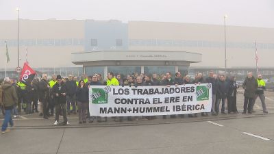 Los trabajadores de Mann Hummel en Zaragoza, durante una protesta contra el ERE. / Aragón TV