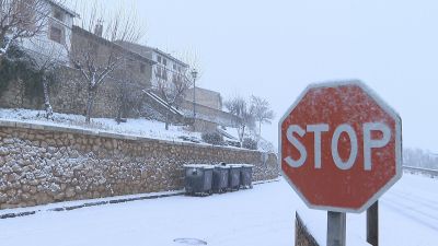 Continúan este jueves las restricciones en algunas carreteras aragonesas por la nieve. / Aragón TV