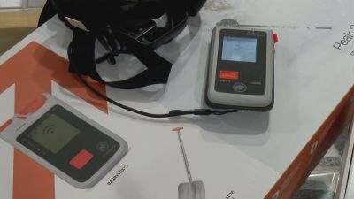 El "DVA, el detector de víctima en avalancha, una pala y una sonda pueden alcanzar los 400 euros. / Aragón Tv