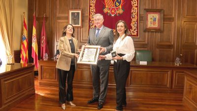 El consejero de Medio Ambiente y la gerente de Dinópolis reciben la Medalla de los Amantes de manos de la alcaldesa de Teruel./ Aragón TV