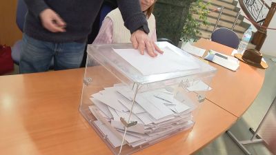 Retiran una urna en Calatayud al introducir un votante dos sobres a la vez./ Aragón TV