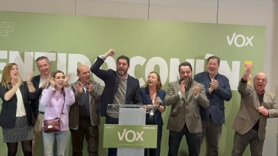 El candidato de Vox a la presidencia del Gobierno de Aragón, Alejandro Nolasco, y otros diputados de este partido celebran el resultado electoral. / Europa Press