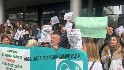 Concentración de sanitarios frente al Departamento de Sanidad del Gobierno de Aragón. / Europa Press