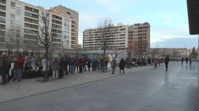 La plaza Miguel Merino ha acogido el reparto de bocadillos. / Aragón TV