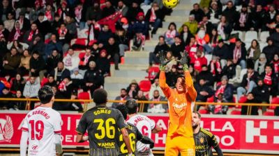 Esteban Andrada detiene un balón durante el encuentro.