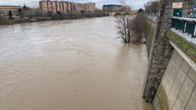 Imagen del Ebro a su paso por Zaragoza, este domingo. | Ibán Ansa