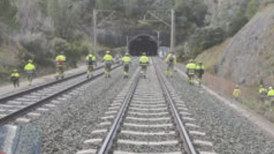Efectivos de extinción y emergencias, en la zona donde se produjo el tráfico accidente en Adamuz. EFE/ Infoca (EMA)