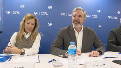 La secretaria general del PP en Aragón, Ana Alós, y el presidente del partido en Aragón, Jorge Azcón, en la junta directiva autonómica celebrada este lunes, 16 de febrero./ Aragón TV