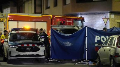 Cinco personas han muerto y otras cuatro han resultado heridas de carácter leve en un incendio registrado este lunes en un bloque de pisos en la localidad barcelonesa de Manlleu. / EFE. Siu Wu