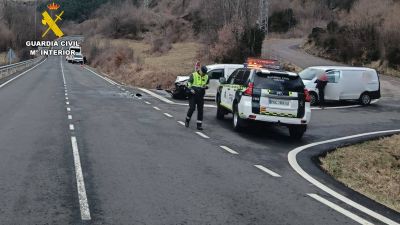 Un autobús de transporte escolar y una furgoneta de reparto han chocado lateralmente en el kilómetro 55,8 de la carretera A-139, en el término municipal de Sahún (Huesca). / Guardia Civil