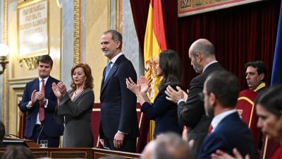 El rey de España Felipe VI recibe los aplausos de los asistentes durante el acto institucional que conmemora la Constitución de 1978, este martes, en el Congreso de los Diputados. / EFE. Fernando Villar