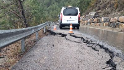Uno de los escalones que se han formado en la carretera. / Diputación de Huesca