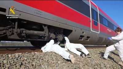 La Guardia Civil inspecciona el Iryo que se vio implicado en el accidente. / Guardia Civil