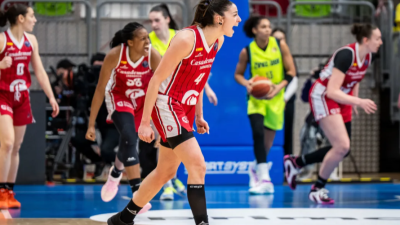 Mariona Ortiz celebra un punto durante el último partido en Praga.