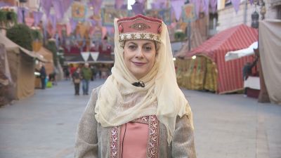 La alcaldesa también se mimetiza con el entorno de la fiesta. / Aragón TV