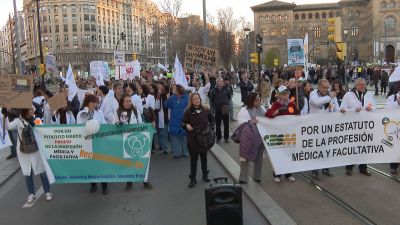 Los médicos se han manifestado este viernes por la tarde por el centro de Zaragoza. / Aragón TV