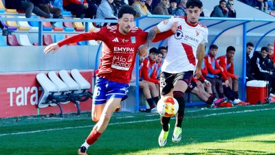 Julián Delmás, uno de los goleadores de la tarde, en un lance del encuentro.