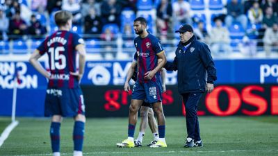 Joaquín Fernández se retira durante el último encuentro.