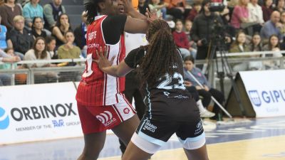 Imagen de Aminata Gueye peleando un balón junto a una jugadora del IDK Euskotren