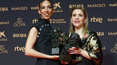 Yasmina Praderas, a la derecha, junto a Amanda Villavieja tras recibir sus estatuillas. / EFE. Quique García