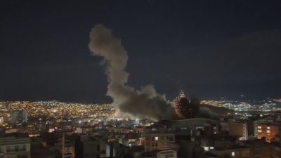 Humo procedente de un bombardeo en la ciudad iraní de Sanandaj. / Reuters
