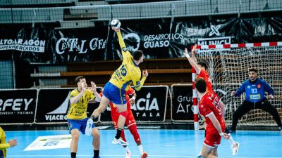 Un momento del partido del Bada Huesca ante el Bidasoa Irún