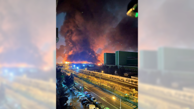 Columna de humo tras un ataque por parte de EE. UU. e Israel al aeropuerto Internacional Mehrabad en Teherán. (EFE/ Rastreo de Redes)