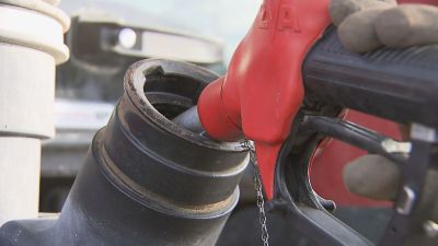 Recarga de combustible de maquinaria agraria./ Aragón TV