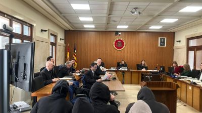 Varios de los acusados, este lunes en la Audiencia Provincial de Baleares. / Europa Press