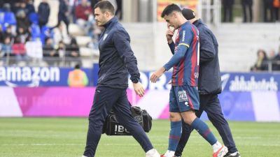 Jesús Álvarez se retira lesionado en el duelo ante el Albacete. Foto: LaLiga