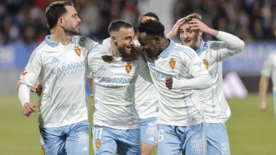 El Real Zaragoza celebra el gol de Rober ante el Almería