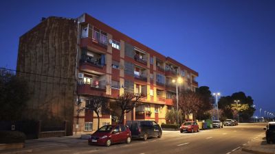 Bloque de viviendas donde se produjeron las detenciones en Fuentes de Ebro (Zaragoza). / Aragón TV