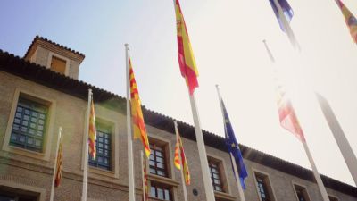 El presidente Jorge Azcón ordena que las banderas ondeen a media asta en los edificios oficiales del Gobierno de Aragón por el asesinato machista ocurrido este sábado en Zaragoza. / DGA