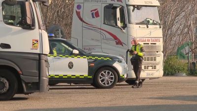 La Guardia Civil este lunes en el aparcamiento donde tuvo lugar el suceso. / Aragón TV