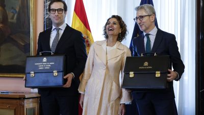 María Jesús Montero junto a Carlos Cuerpo (izquierda) y Arcadi España, durante el traspaso de carteras. / EFE