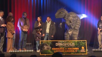 Dinópolis entrega un viaje de hasta 12.000 al visitante número 4.000.000. / Aragón TV