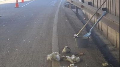 Algunos de los pañales que había tirado por el casco urbano de Teruel. / Ayuntamiento de Teruel