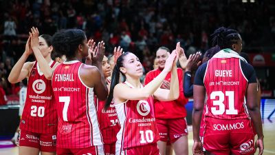 El equipo aplaude al público tras el último partido de liga ante Gran Canaria