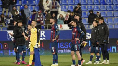 Los jugadores de la SD Huesca al término del último encuentro ante la Cultural Leonesa