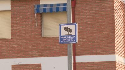Las señales marcan la zona de prioridad peatonal en el centro de Teruel. / Aragón TV