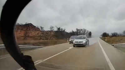 Imagen del adelantamiento temerario grabado por el vehículo que circulaba en sentido contrario. / Guardia Civil Teruel
