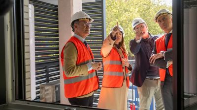 Natalia Chueca visita la obra de las 23 viviendas públicas situadas en El Rabal. / Ayuntamiento de Zaragoza