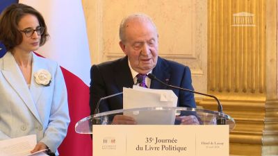 El Rey Juan Carlos recoge el premio especial al libro político en la Asamblea Nacional francesa. / Europa Press