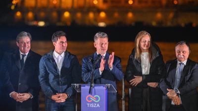 Péter Magyar, en el centro, aplaude a sus seguidores tras su victorial electoral. / EFE