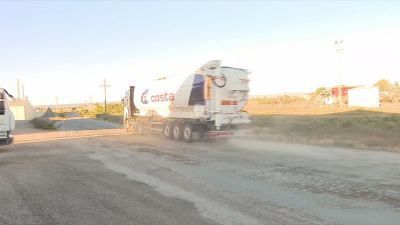Un camión circulando este martes en la intersección entre la A-131 y A-129 en Sariñena (Huesca). / Aragón TV