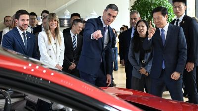 El presidente del Gobierno, Pedro Sánchez, visita la sede de Xiaomi en Pekín junto a su mujer, Begoña Gómez. /  Pool Moncloa. Fernando Calvo