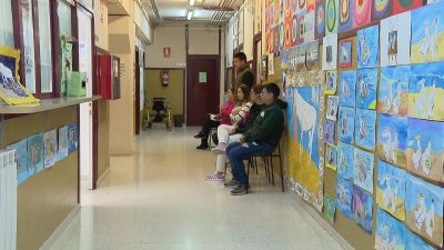 Un grupo de padres espera su turno para ser atendido en el CEIP Calixto Ariño de Zaragoza. / Aragón TV