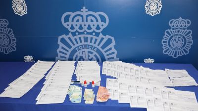 En el registro, la Policía Nacional le intervino 48 recetas falsificadas, dos envases del medicamento y 185 euros en efectivo. / Policía Nacional