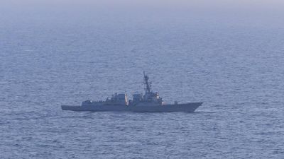 Fotografía cedida por el Comando Central de Estados Unidos (Centcom) del destructor de misiles guiados USS Spruance (DDG 111) estadounidense durante el bloqueo a barcos iraníes este miércoles, en el estrecho de Ormuz. EFE/ Centcom