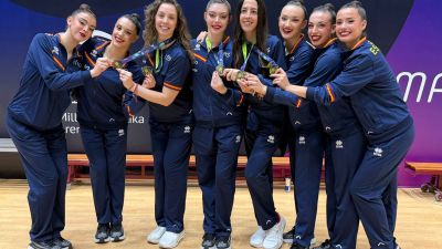 Inés Bergua posa con la medalla de oro junto a sus compañeras.